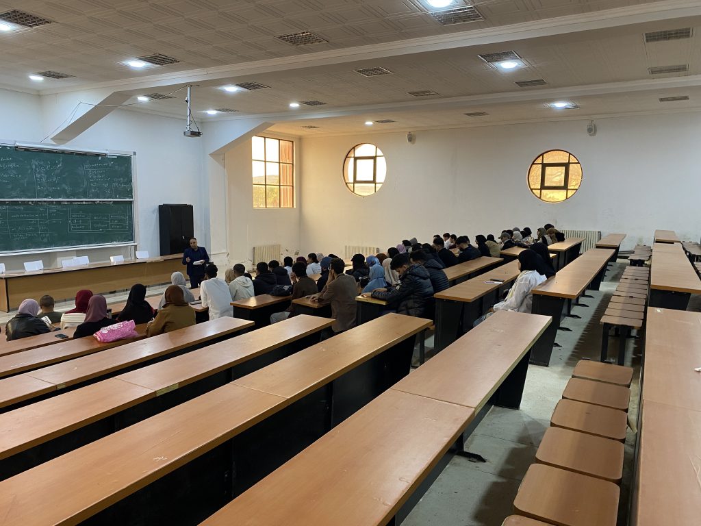 يوم دراسي حول دور النوادي العلمية في تعزيز المسار الأكاديمي للطالب الجامعي