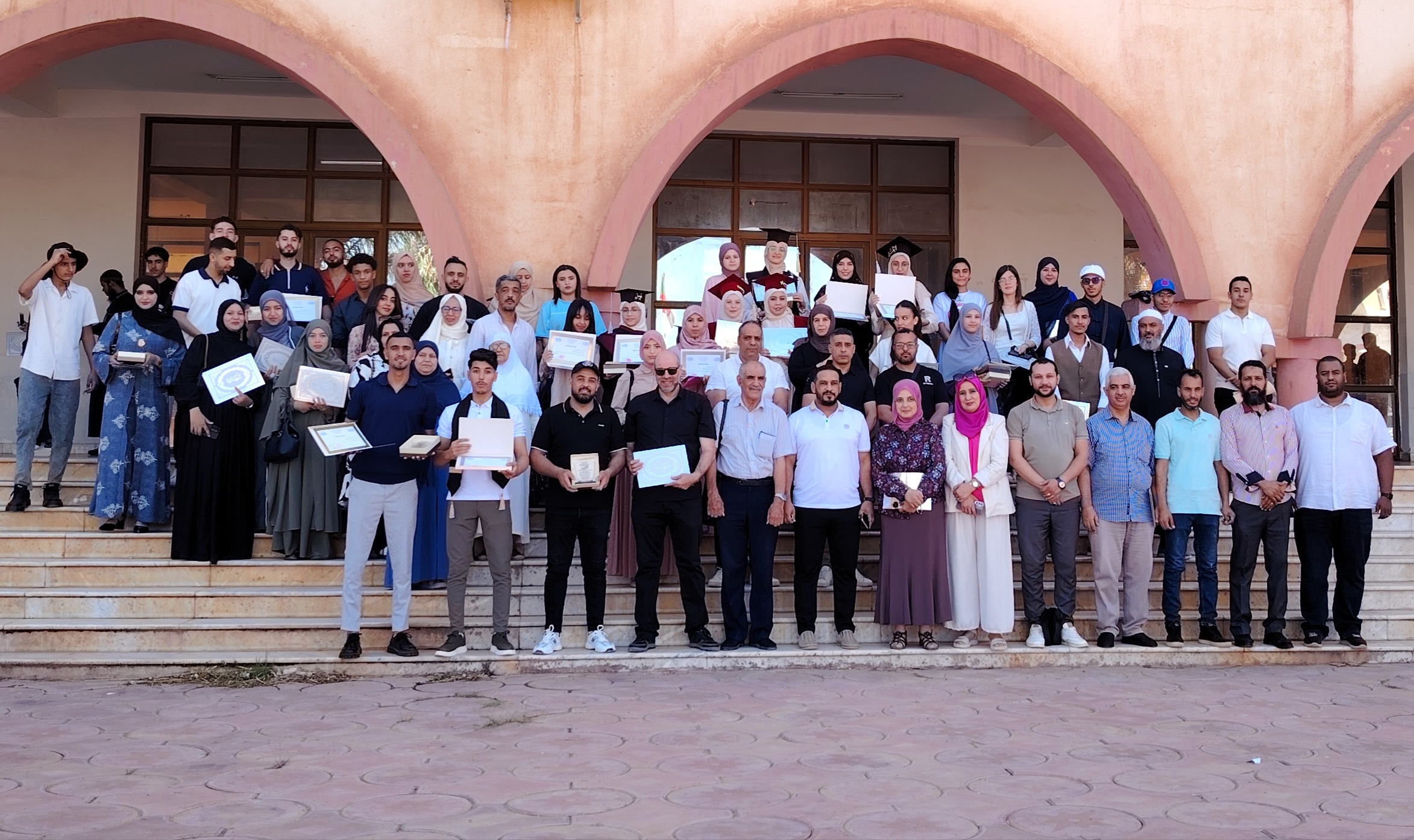 حفل اختتام السنة الجامعية 2025-2026 👩‍🎓🧑‍🎓 تكريم الطلبة الثلاثة الأوائل من كل دفعة الليسانس والماستر