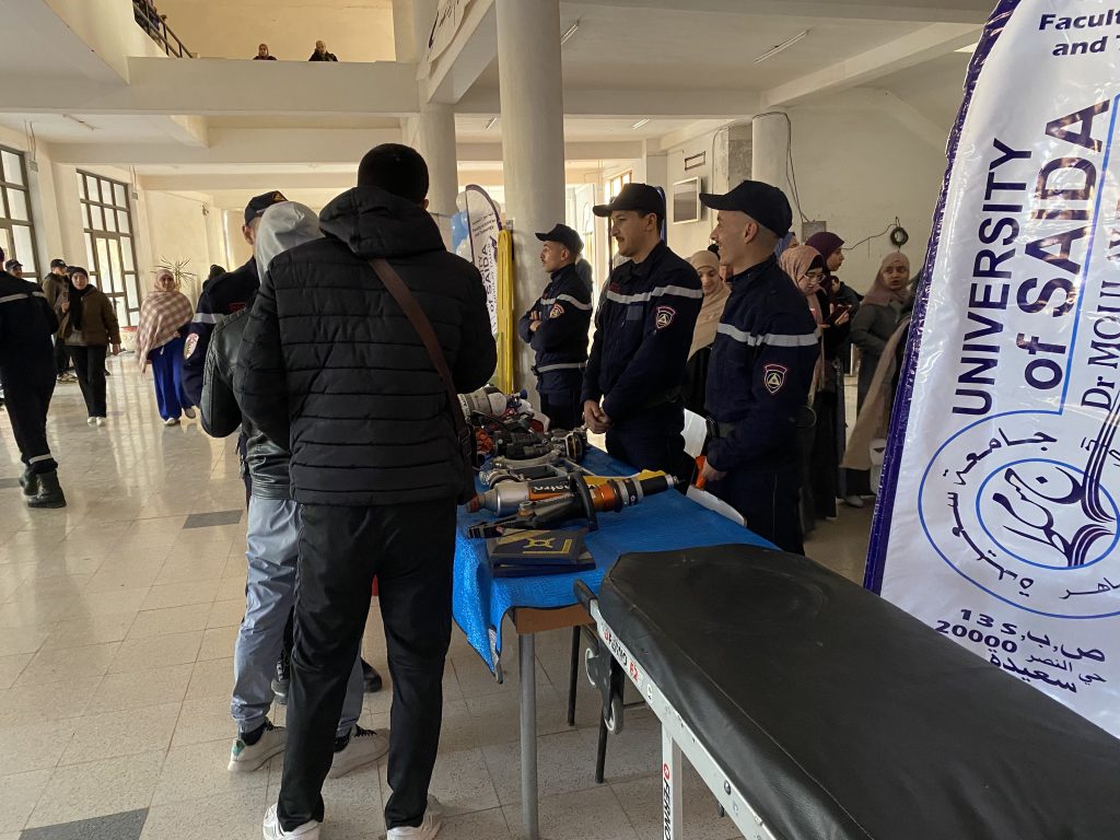 Journée de sensibilisation avec exposition des équipements et moyens d'intervention en premiers secours des agents de la Protection Civile